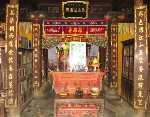 Nội thất phủ thờ công chúa Ngọc Sơn