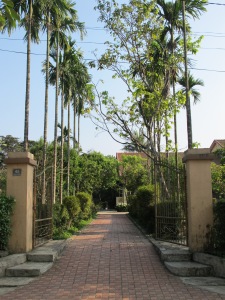 Lối vào một nhà vườn ở Phú Mộng