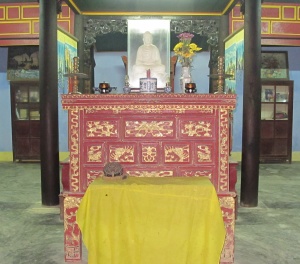 Án thờ Phật bên trong phủ thờ bà Tiệp dư Lê Thị Ái