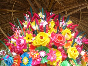 Sắp đặt hoa giấy Thanh Tiên trong Festival Huế 2010. Ảnh: Thân Văn Huy