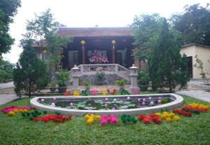 Sắp đặt hoa giấy Thanh Tiên trong vườn nhà họa sĩ Thân Văn Huy. Ảnh: Trần Đức Anh Sơn 