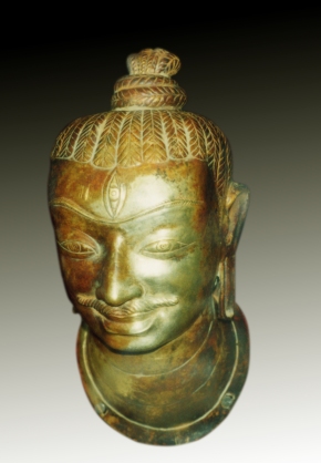 Đầu tượng Siva của kosa bằng vàng, cao 24cm, phát hiện tại Phú Long (Đại Lộc, Quảng Nam) ngày 23/7/1997. Hiện vật của Bảo tàng Quảng Nam.