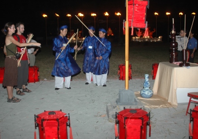Du khách chơi đầu hồ trong Đêm Hoàng Cung (Festival Huế 2006)