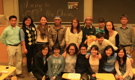 Chụp ảnh kỷ niệm với các học giả, giảng viên và sinh viên Mỹ sau buổi chiếu phim ở Đại học New York.