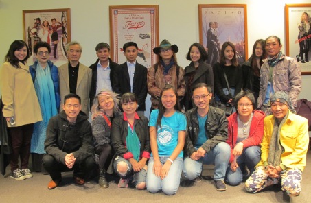 Chụp ảnh kỷ niệm với các học giả, giảng viên và sinh viên Mỹ sau buổi chiếu phim ở Đại học New York