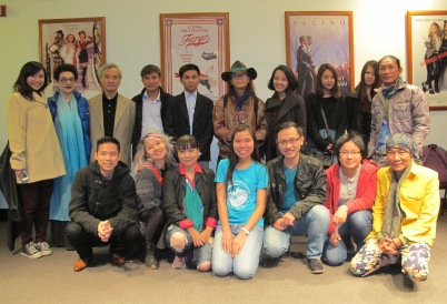 Học giả và sinh viên người Việt tại Mỹ chụp ảnh kỷ niệm với nhóm thực hiện chương trình Facing to the Ocean tại buổi chiếu phim và thuyết trình ở Đại học New York.