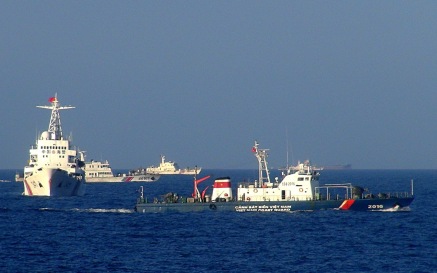 Tàu Trung Quốc bao vây, uy hiếp tàu Cảnh sát biển Việt Nam đang đấu tranh yêu cầu Trung Quốc rút giàn khoan Hải dương 981 ra khỏi vùng đặc quyền kinh tế của Việt Nam. Ảnh: Cảnh sát biển Việt Nam cung cấp.