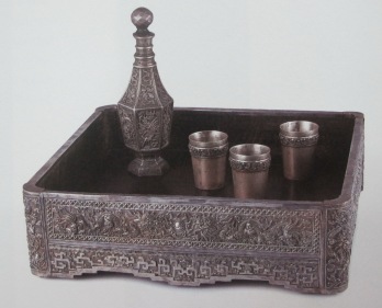 Bộ khay, nậm rượu và chén uống rượu bằng bạc dùng để dâng rượu ở các miếu thờ tiên đế trong các dịp tế hưởng thời Nguyễn. 